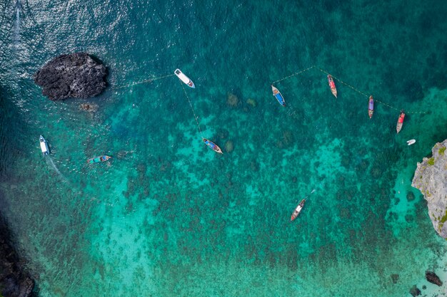 空撮ピピ島ハイシーズンタイと外国人観光客は旅行のためのロングテールボートとスピードボートを借りることでシュノーケリングをしています