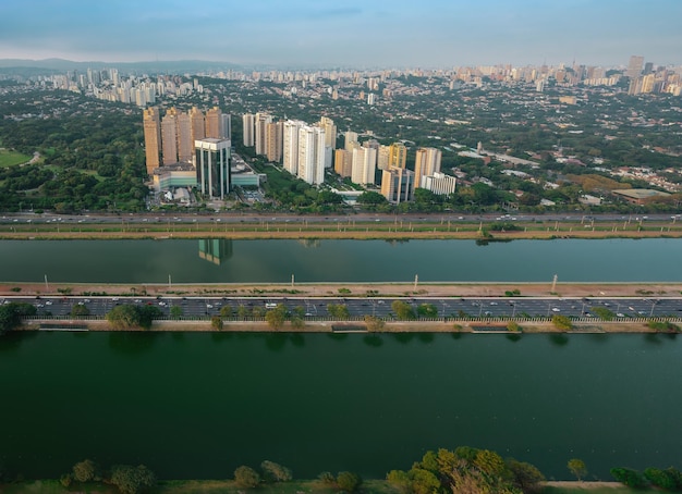 Воздушный вид реки Пиньейрос USP Olympic Lane и Engenheiro Billings Avenue в Сан-Паулу, Бразилия