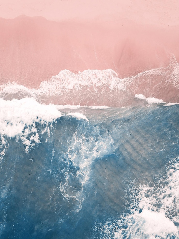 Photo aerial view of a pink sandy beach