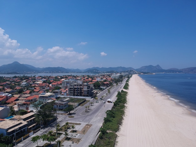 리우데자네이루 NiterÃƒÂƒÃ'Â³i에 있는 Piratininga 해변의 공중 전망. 맑은 날. 드론 사진.