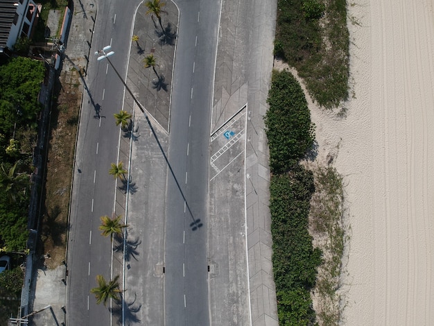 Vista aerea della spiaggia di piratininga a niterãƒâƒã‚â³i, rio de janeiro. giorno soleggiato. foto del drone.