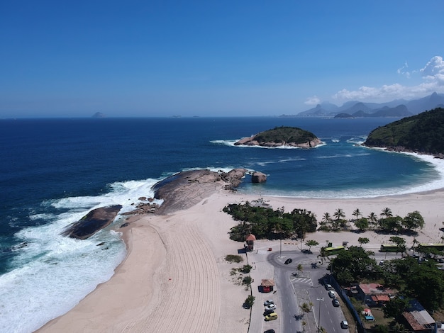 Veduta aerea della spiaggia di piratininga a niteroi rio de janeiro giornata di sole foto drone