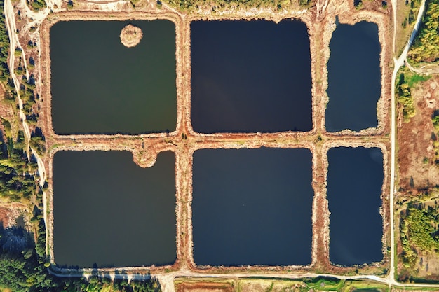 雨水を集めるための池の航空写真。雨水調整池、鳥瞰図。灌漑システム用の人工プール