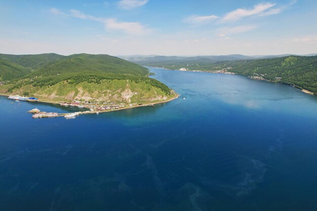 Photo aerial view of the port of baikal and the source of the angara river lake baikal in summer