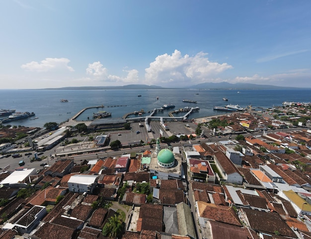 Вид с воздуха на порт в Баньюванги, Индонезия, с паромом в океане Бали