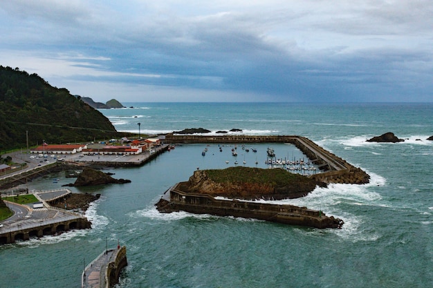 Veduta aerea del porto di caudillero de asturias