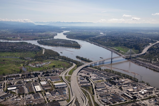フレーザー川に架かるポートマン橋の航空写真