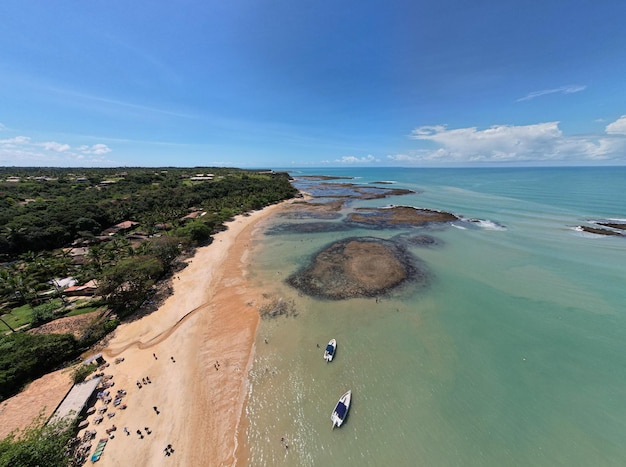 Praia do Espelho Porto Seguro Bahia Brazil의 공중 전망 바다 절벽과 녹색 물에 있는 천연 수영장