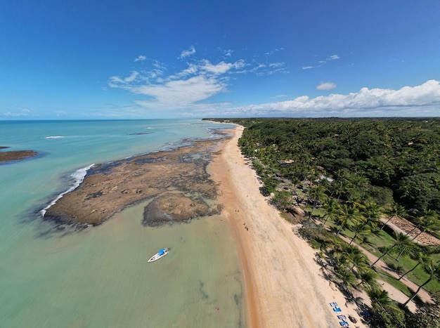 Вид с воздуха на Прайя-ду-Эспелью-Порту-Сегуру Баия, Бразилия. Природные бассейны в морских скалах и зеленоватой воде.