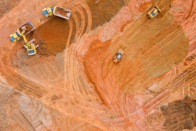 Foto vista aerea preparazione del terreno per il cantiere con macchinari pesanti trattori escavatore allineare il