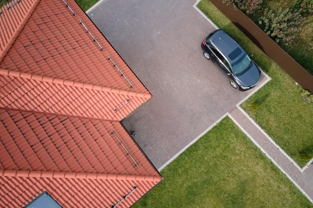 Veduta aerea di una casa privata con tetto in scandole di ceramica investimento nel concetto di proprietà immobiliare