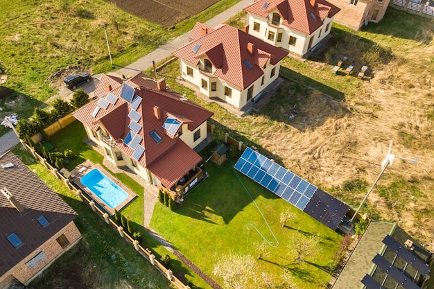 Vista aerea di una casa privata con pannelli solari sul tetto