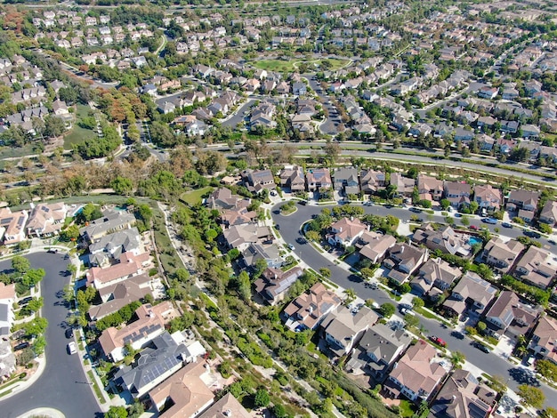 Veduta aerea di comunità residenziali e condominiali private a orange county california usa