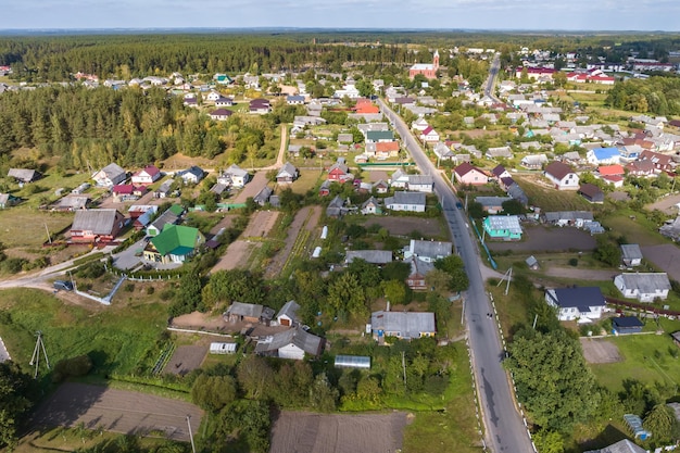 多くの建物、道路、庭園のある地方都市または大きな村の住宅地の空撮