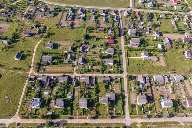 Foto vista aerea sulla città di provincia o sulla zona residenziale di un grande villaggio con molti edifici, strade e giardini