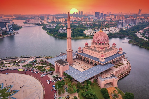 Foto vista aerea della moschea di putra con il centro urbano di putrajaya al tramonto in malaysia