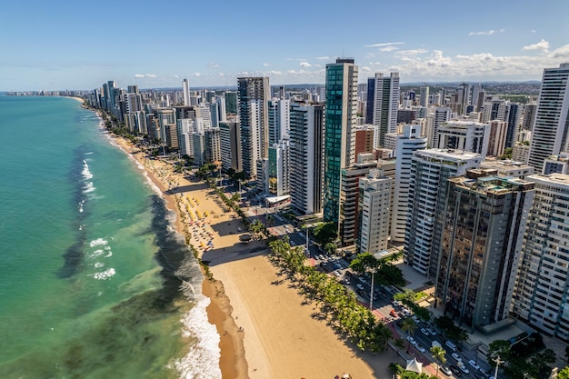 브라질 페르남부쿠(Pernambuco)의 수도 헤시피(Recife)에 있는 quotBoa Viagemquot 해변의 항공 보기