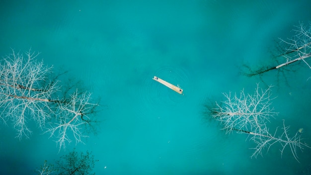 Photo aerial view of raft on lake