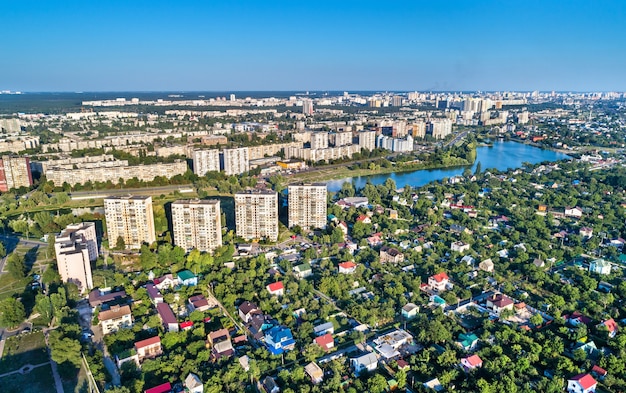우크라이나의 수도 키예프의 Raiduzhnyi 및 Voskresenka 지구 공중보기
