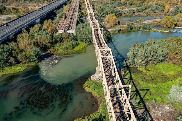 Vista aerea del ponte ferroviario sopra un fiume nella regione di maule cile vista dall'alto della ferrovia dal drone