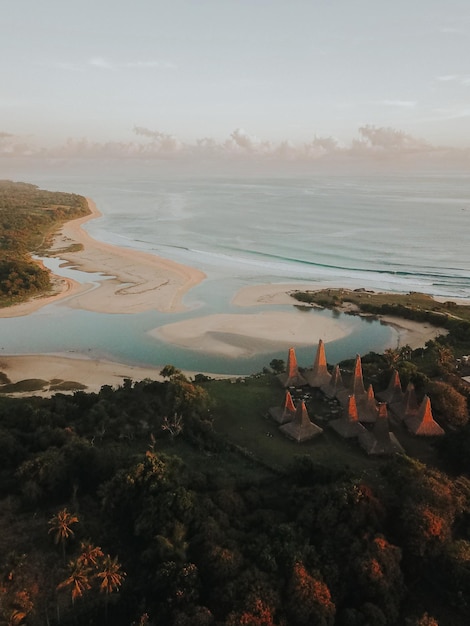 Foto vista aerea del villaggio tradizionale di ratenggaro sull'isola di sumba, in indonesia