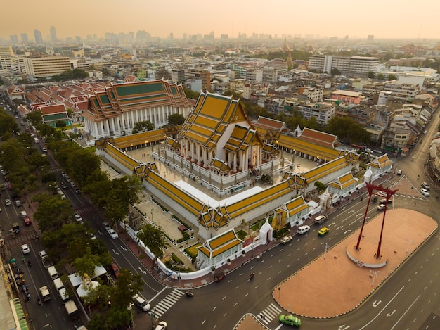 Foto una vista aerea di red giant swing e del tempio di suthat thepwararam al tramonto la più famosa attrazione turistica di bangkok, thailandia