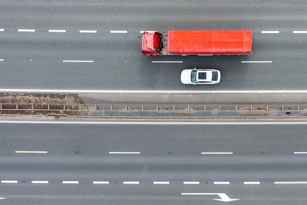 道路を移動する赤いトラックの空撮