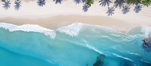 Photo aerial view of a relaxing white sandy beach