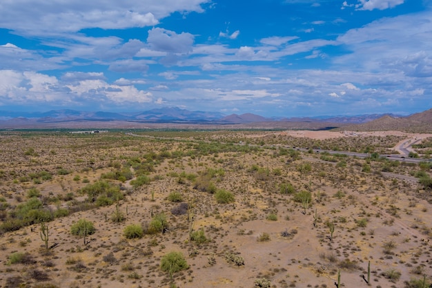 Foto vista aerea del paesaggio remoto dell'autostrada del deserto nelle montagne settentrionali dell'arizona, usa