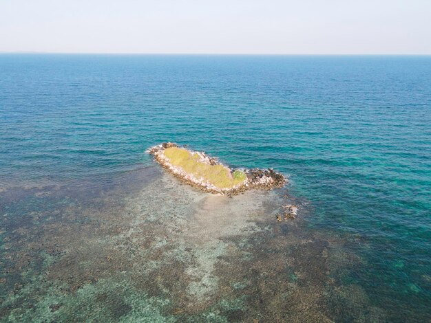 Foto vista aerea di un'isola remota nelle isole karimunjawa jepara indonesia barriere coralline spiagge di sabbia bianca migliore destinazione turistica migliore immersione snorkeling