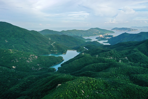 貯水池と昼間の香港のダムの空撮