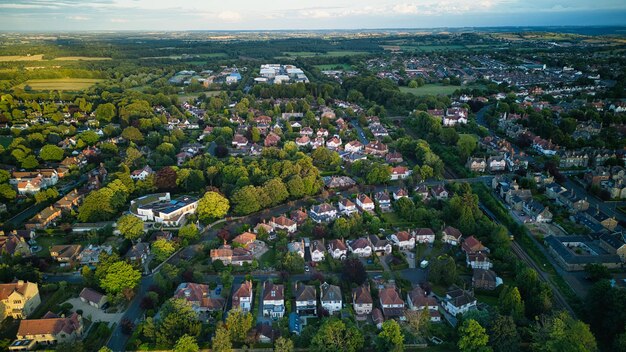 Вид с воздуха на жилой район с домами и деревьями
