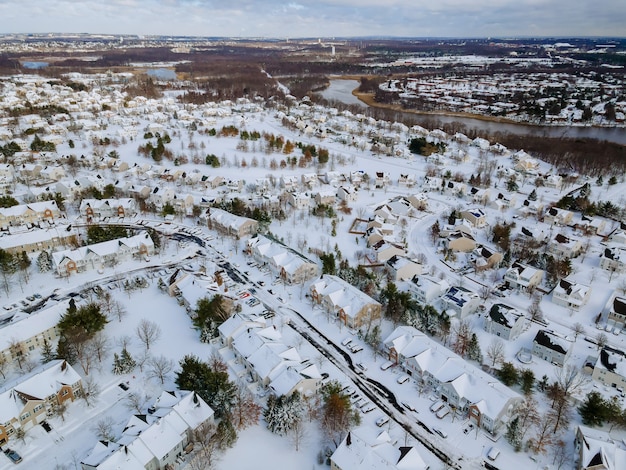 雪の降る冬の日の小さな町の住宅街の空撮