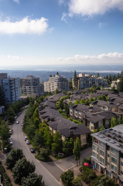 バーナビー山の頂上にある住宅や建物の航空写真