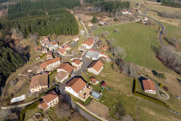 緑豊かな郊外の農村地域の住宅の航空写真