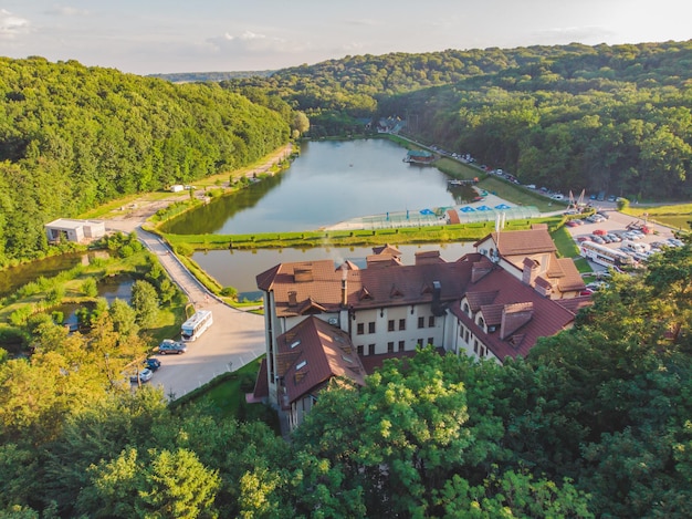 Foto vista aerea del resort vicino alla foresta del lago intorno