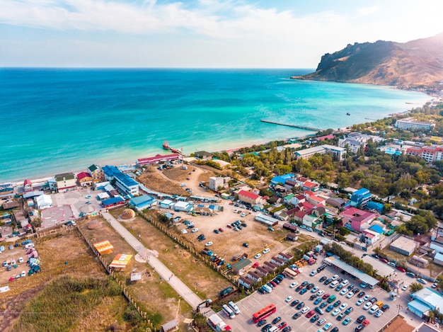 Аэрофотоснимок курортного города на берегу моря.