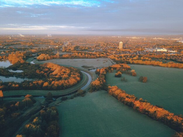 Foto vista aerea del fiume in mezzo al paesaggio cittadino contro il cielo