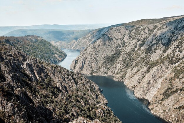 Photo aerial view of river amidst mountains against sky