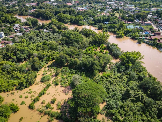 공중보기 강 홍수 마을 시골 아시아와 숲 나무, 위에서 물이 범람하는 탑 뷰 강, 비가 내린 후 야생 물이 흐르는 정글 호수를 흐르는 성난 강