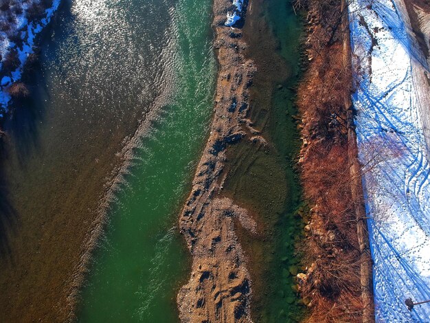 Foto vista aerea del fiume che scorre