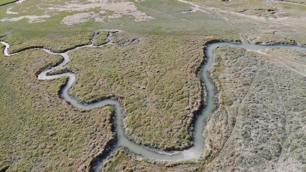 Foto vista aerea di un fiume che passa in mezzo al paesaggio