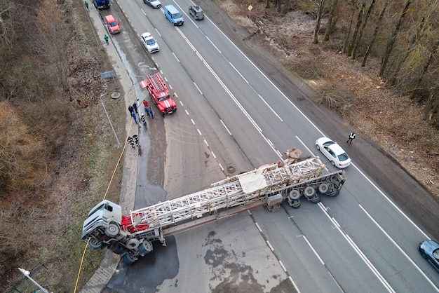 Veduta aerea dell'incidente stradale con camion ribaltato che blocca il traffico