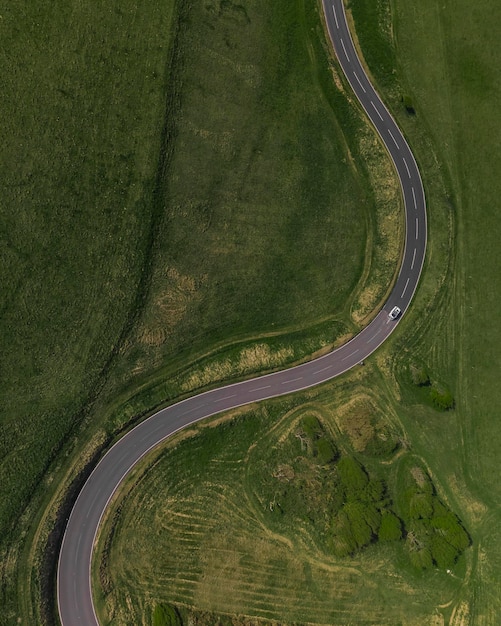 Foto vista aerea di una strada in mezzo a un paesaggio verde
