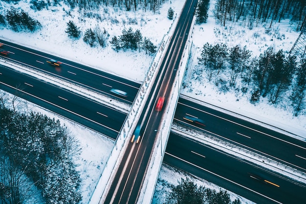 Photo aerial view of road amidst snow covered field