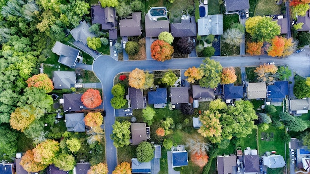 町の真ん中の道路の空中写真