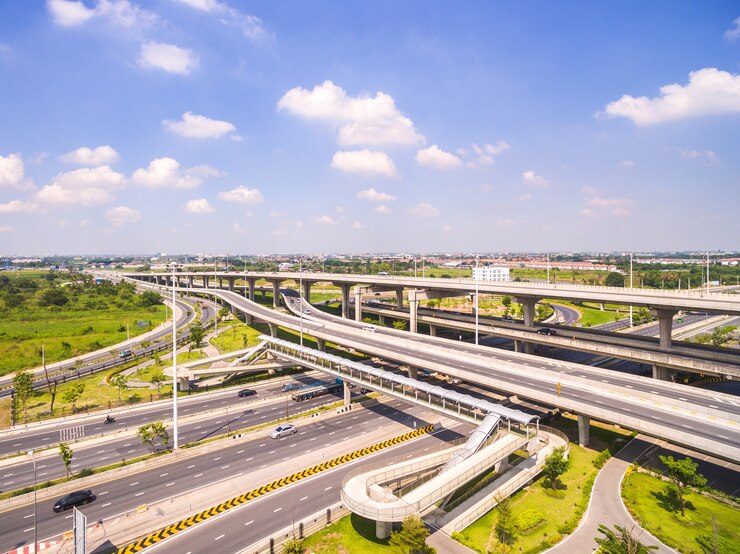道路と高速道路上空、都市の高速道路インターチェンジの空撮、ショット