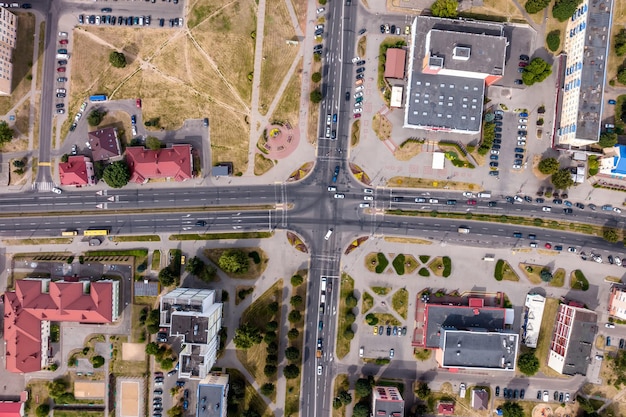 道路のインターチェンジまたは高速道路の交差点の航空写真 ドローンが撮影した交通のジャンクション ネットワーク