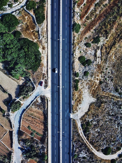 Foto veduta aerea della strada sulla terraferma