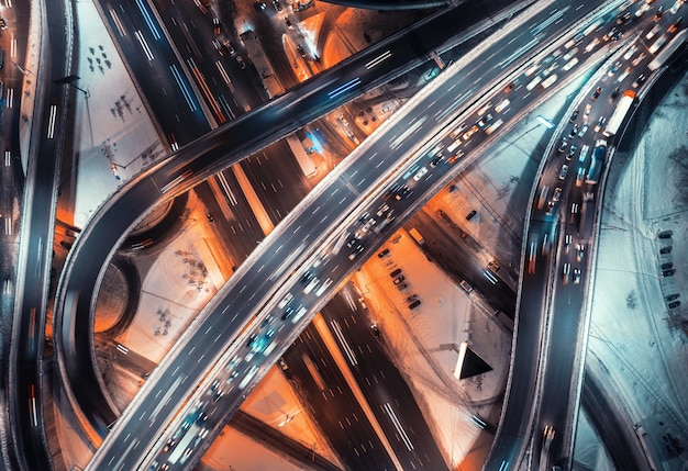 Photo aerial view of road in the modern city at night in winter.